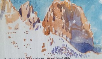 Montagnes enneigées sous le ciel bleu. Texte "SASSO LUNGO DOLOMITES. 20.03.2016 ». Signé BR.