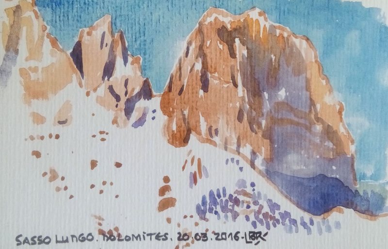 Montagnes enneigées sous le ciel bleu. Texte "SASSO LUNGO DOLOMITES. 20.03.2016 ». Signé BR.