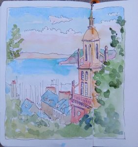 Vue sur la mer avec clocher d’église au premier plan à droite qui émerge des feuillages.